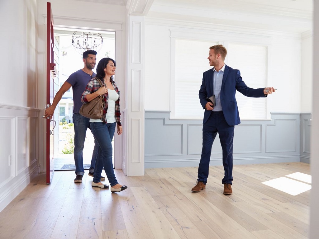 A real estate agents able to discuss the property to his clients